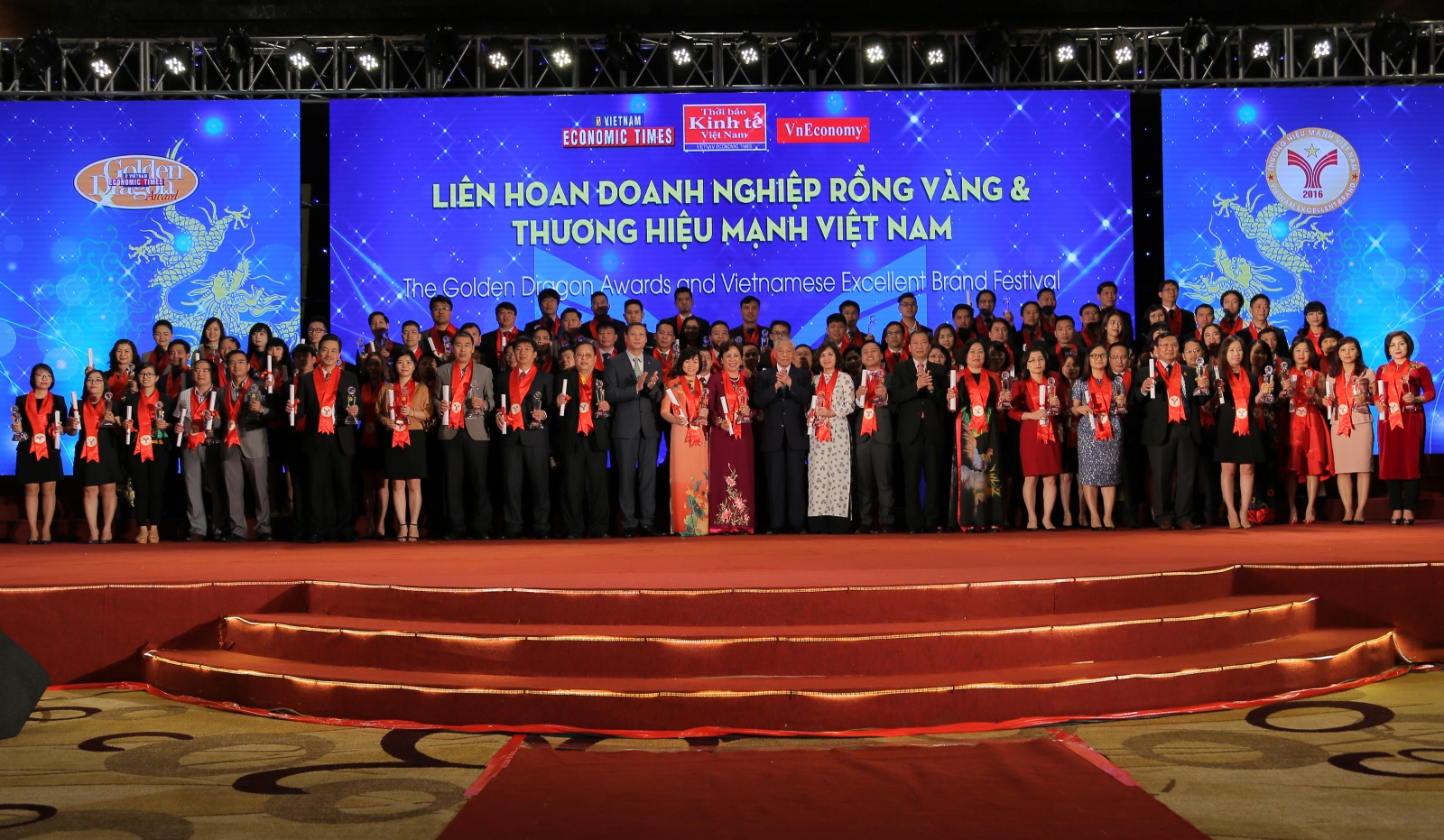 Vạn Xuân nhận giải thưởng tại Liên hoan doanh nghiệp Rồng Vàng và Thương hiệu mạnh Việt Nam 2016-2017